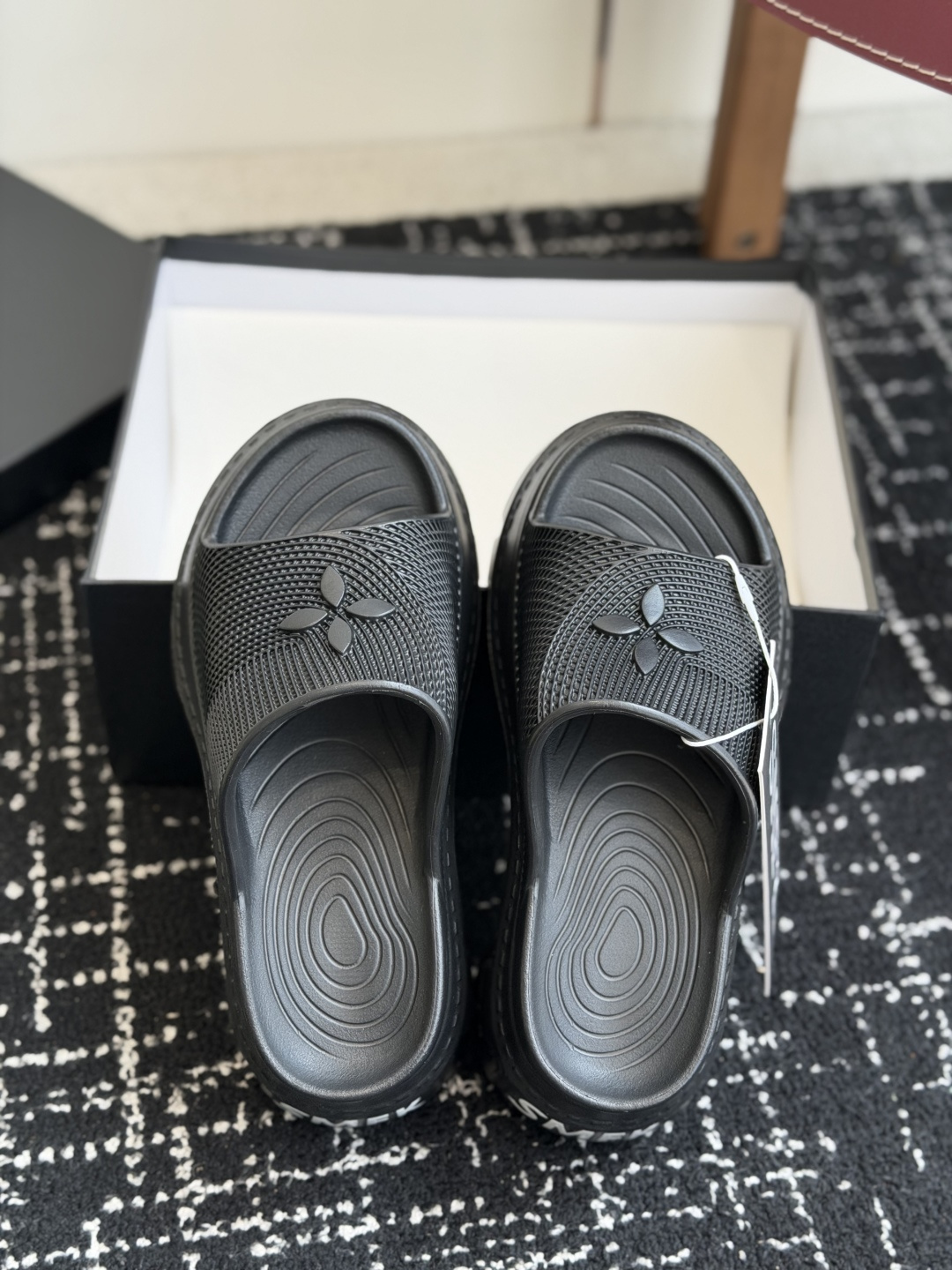 代购级Smfk  26ss 小众潮牌爆款没计感浮雕一字厚底拖鞋爆真的是很耐看越看越喜欢！矮个子宝宝的福音