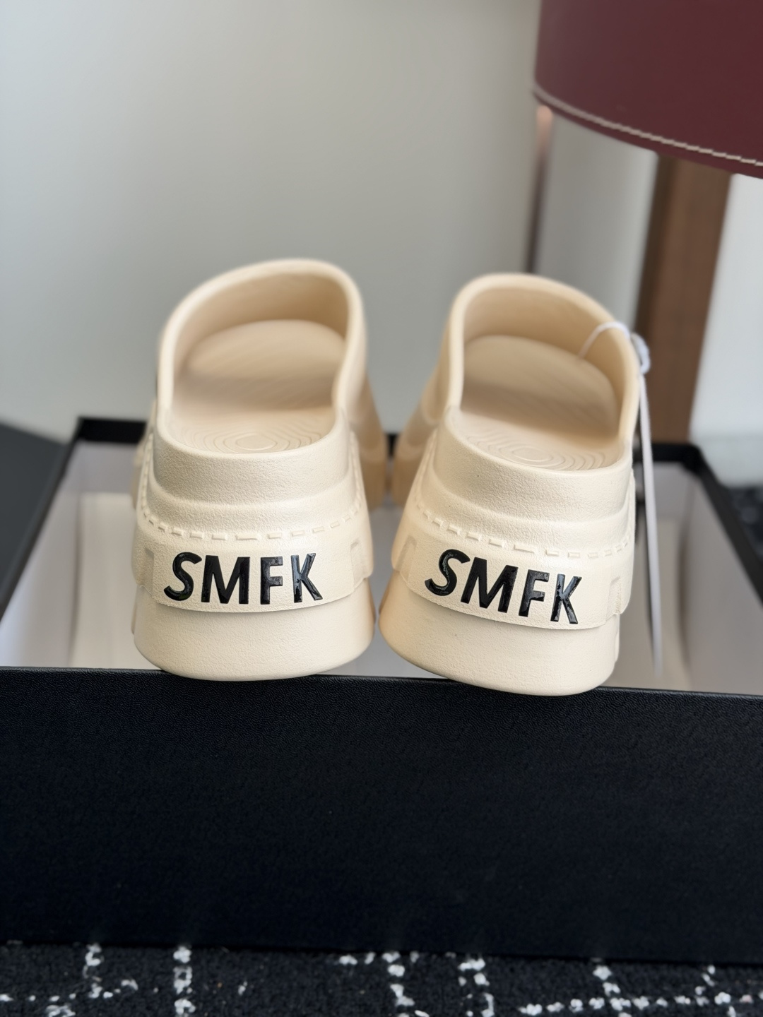 代购级Smfk  26ss 小众潮牌爆款没计感浮雕一字厚底拖鞋爆真的是很耐看越看越喜欢！矮个子宝宝的福音