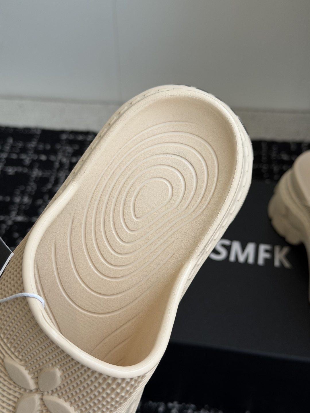 代购级Smfk  26ss 小众潮牌爆款没计感浮雕一字厚底拖鞋爆真的是很耐看越看越喜欢！矮个子宝宝的福音