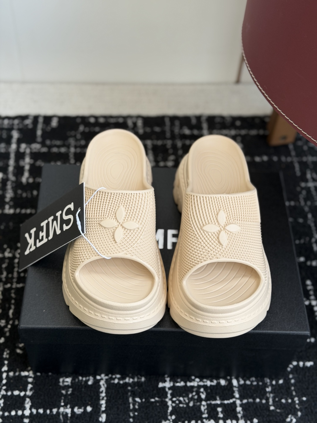 代购级Smfk  26ss 小众潮牌爆款没计感浮雕一字厚底拖鞋爆真的是很耐看越看越喜欢！矮个子宝宝的福音