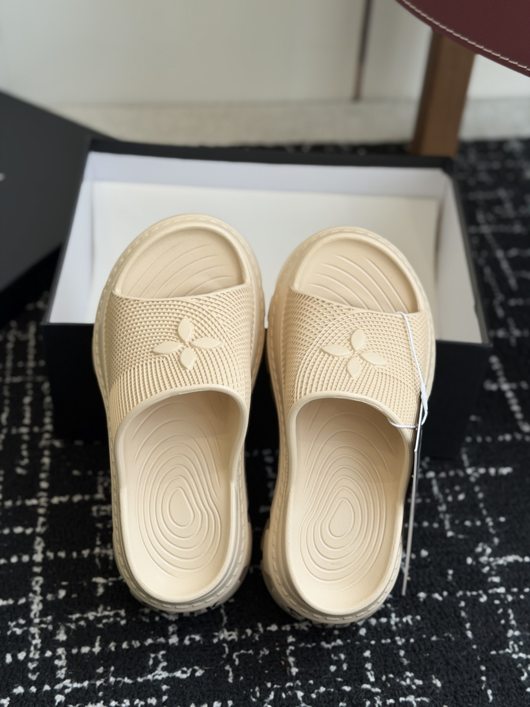 代购级Smfk  26ss 小众潮牌爆款没计感浮雕一字厚底拖鞋爆真的是很耐看越看越喜欢！矮个子宝宝的福音