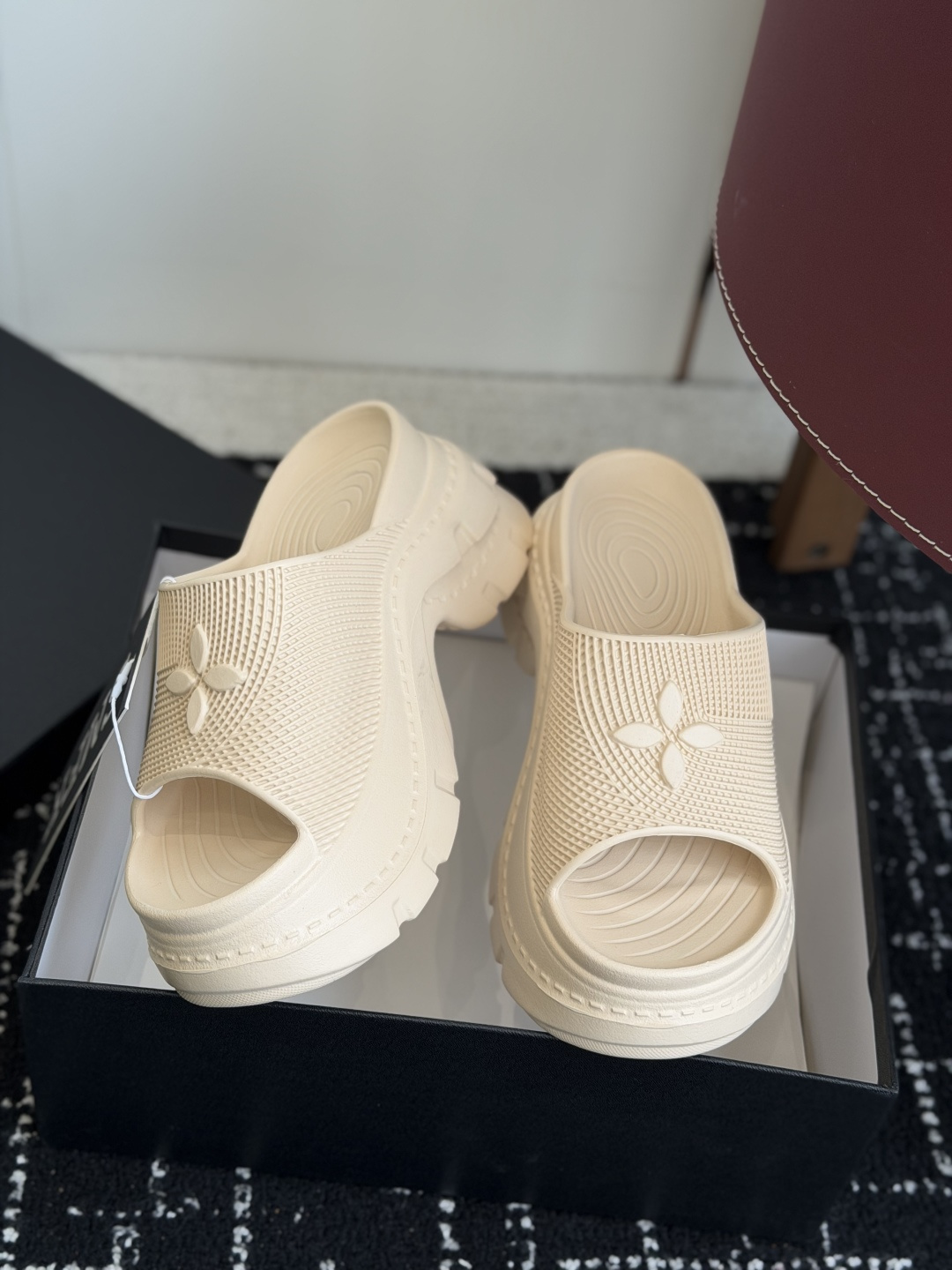 代购级Smfk  26ss 小众潮牌爆款没计感浮雕一字厚底拖鞋爆真的是很耐看越看越喜欢！矮个子宝宝的福音
