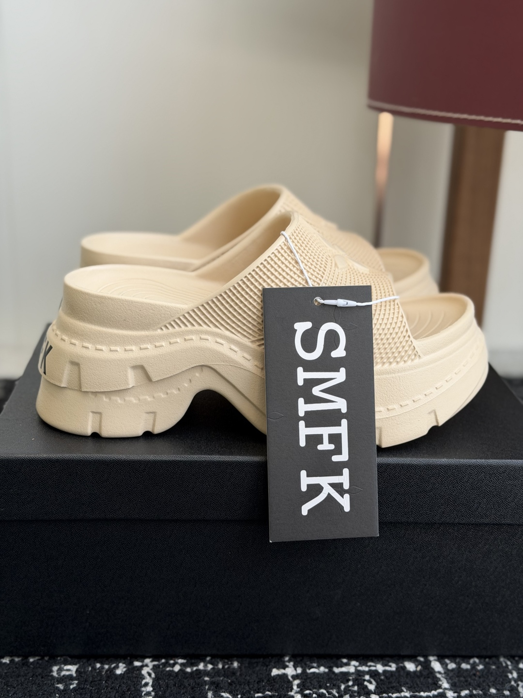 代购级Smfk  26ss 小众潮牌爆款没计感浮雕一字厚底拖鞋爆真的是很耐看越看越喜欢！矮个子宝宝的福音