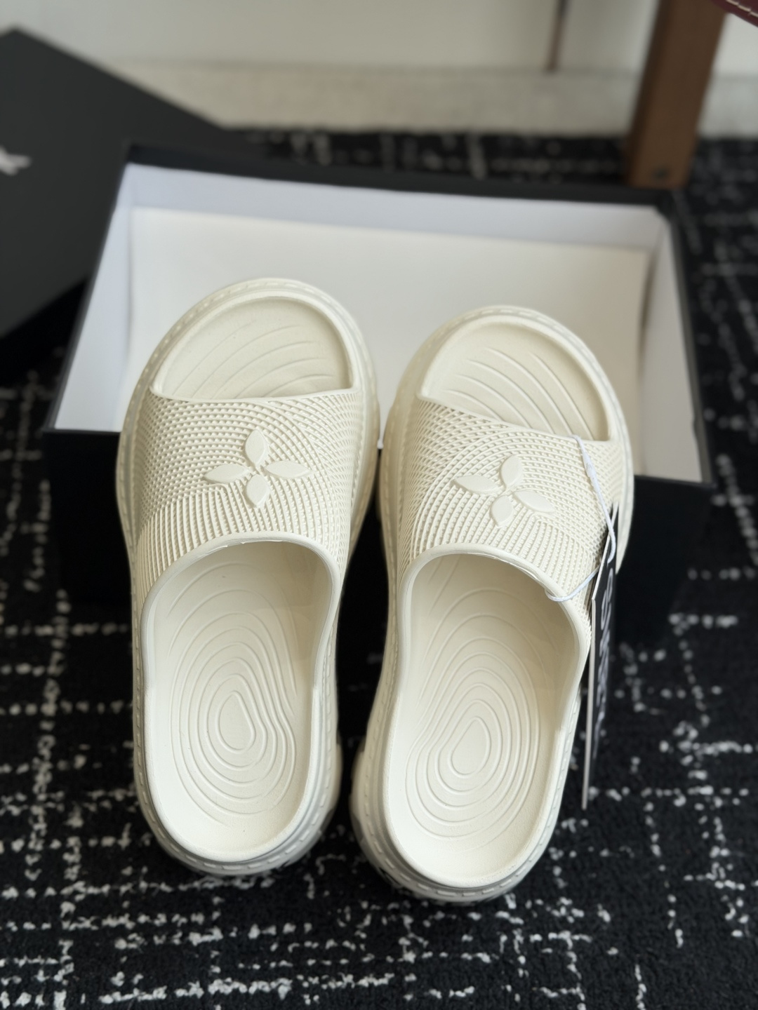 代购级Smfk  26ss 小众潮牌爆款没计感浮雕一字厚底拖鞋爆真的是很耐看越看越喜欢！矮个子宝宝的福音