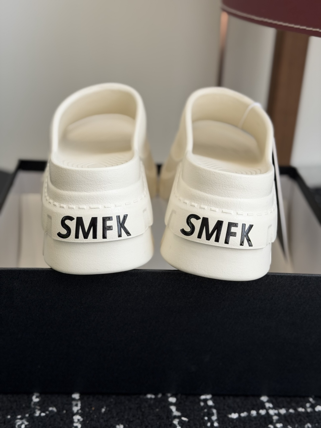 代购级Smfk  26ss 小众潮牌爆款没计感浮雕一字厚底拖鞋爆真的是很耐看越看越喜欢！矮个子宝宝的福音