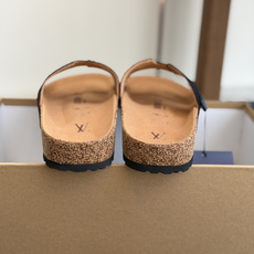 代购级Louis vuitton 26ss 沙滩拖 又一爆款 最新 顶配版本LV一出即巅峰的超爆款的H拖 代购级Louis vuitton 26ss 沙滩拖 又一爆款 最新 顶配版本LV一出即巅峰的超爆款的H拖