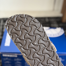 代购级BIRKENSTOCK 26ss博肯 真软木潮流时尚 钻扣 休闲 包头拖人体工程学设计符合脚形的 代购级BIRKENSTOCK 26ss博肯 真软木潮流时尚 钻扣 休闲 包头拖人体工程学设计符合脚形的
