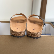 代购级Louis vuitton 26ss 沙滩拖 又一爆款 最新 顶配版本LV一出即巅峰的超爆款的H拖 代购级Louis vuitton 26ss 沙滩拖 又一爆款 最新 顶配版本LV一出即巅峰的超爆款的H拖