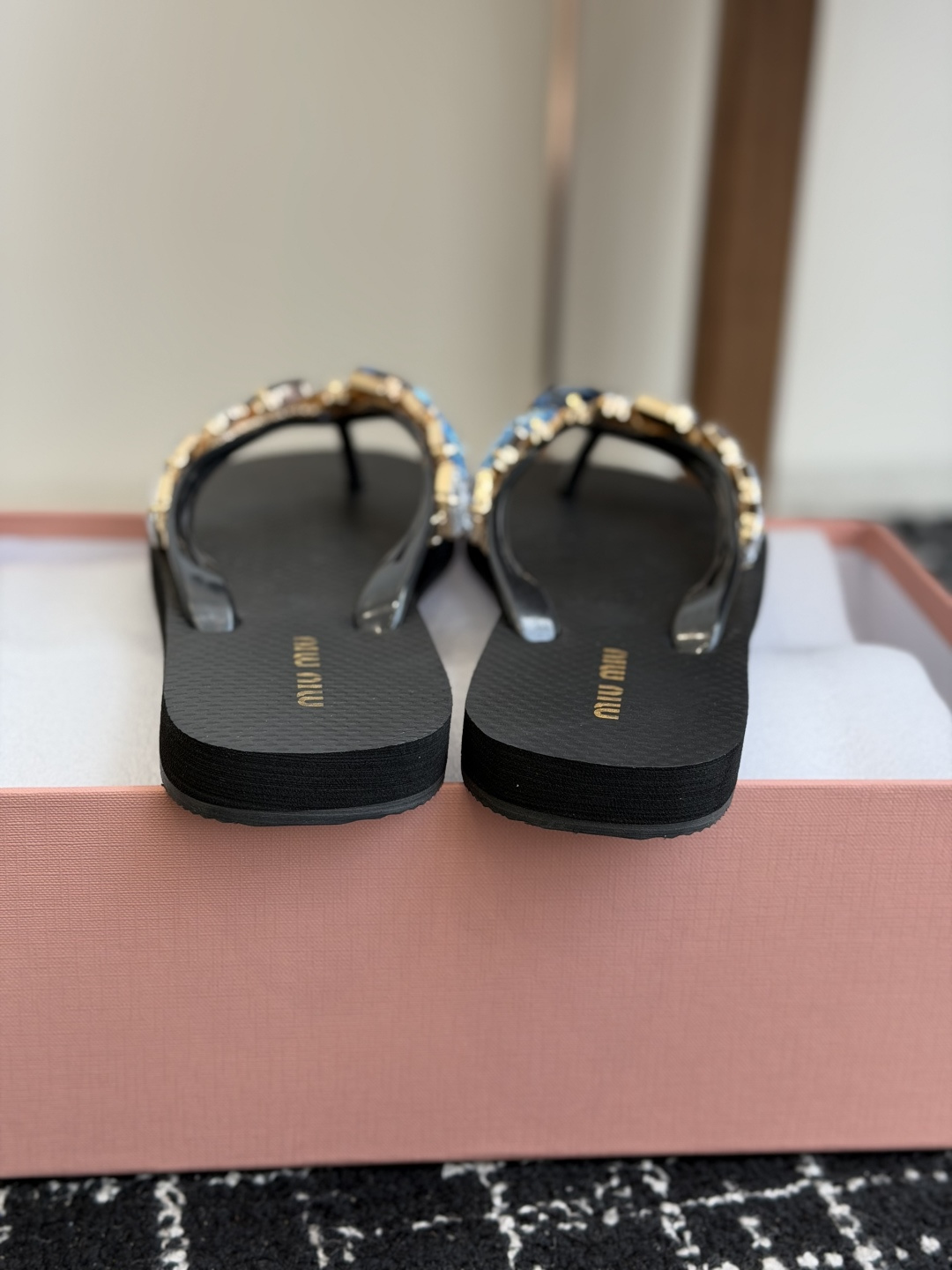 代购级miumiu26ss春夏新款 人字拖 凉鞋 非常经典的设计，非常性感，搭配钻石的狂野自我！不羁风格