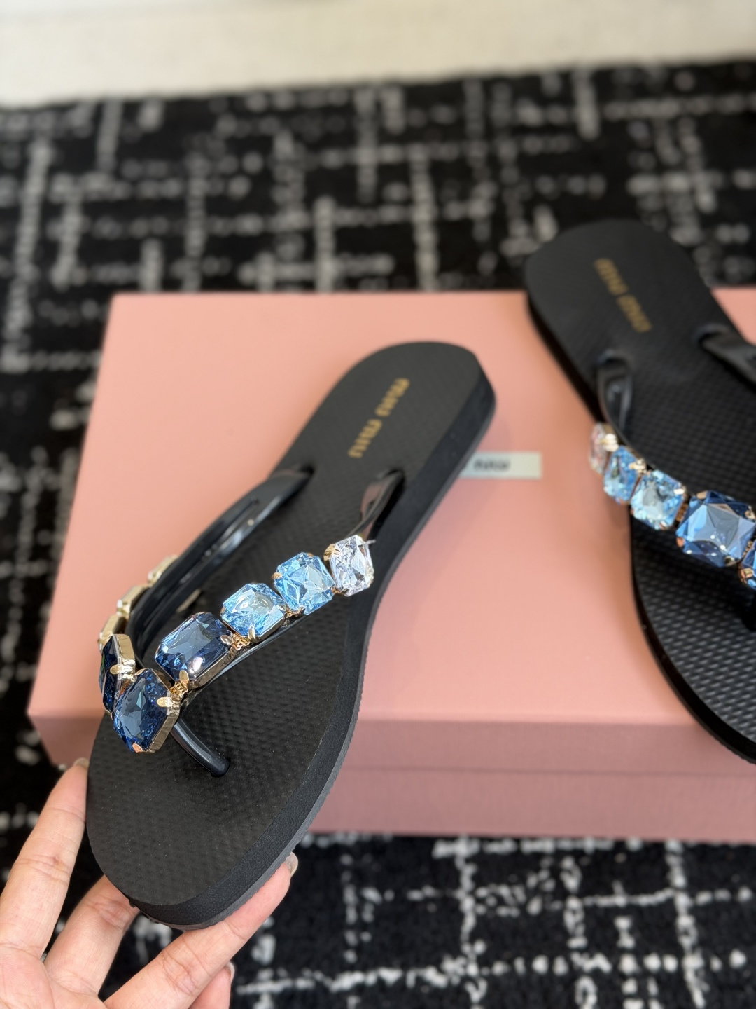 代购级miumiu26ss春夏新款 人字拖 凉鞋 非常经典的设计，非常性感，搭配钻石的狂野自我！不羁风格