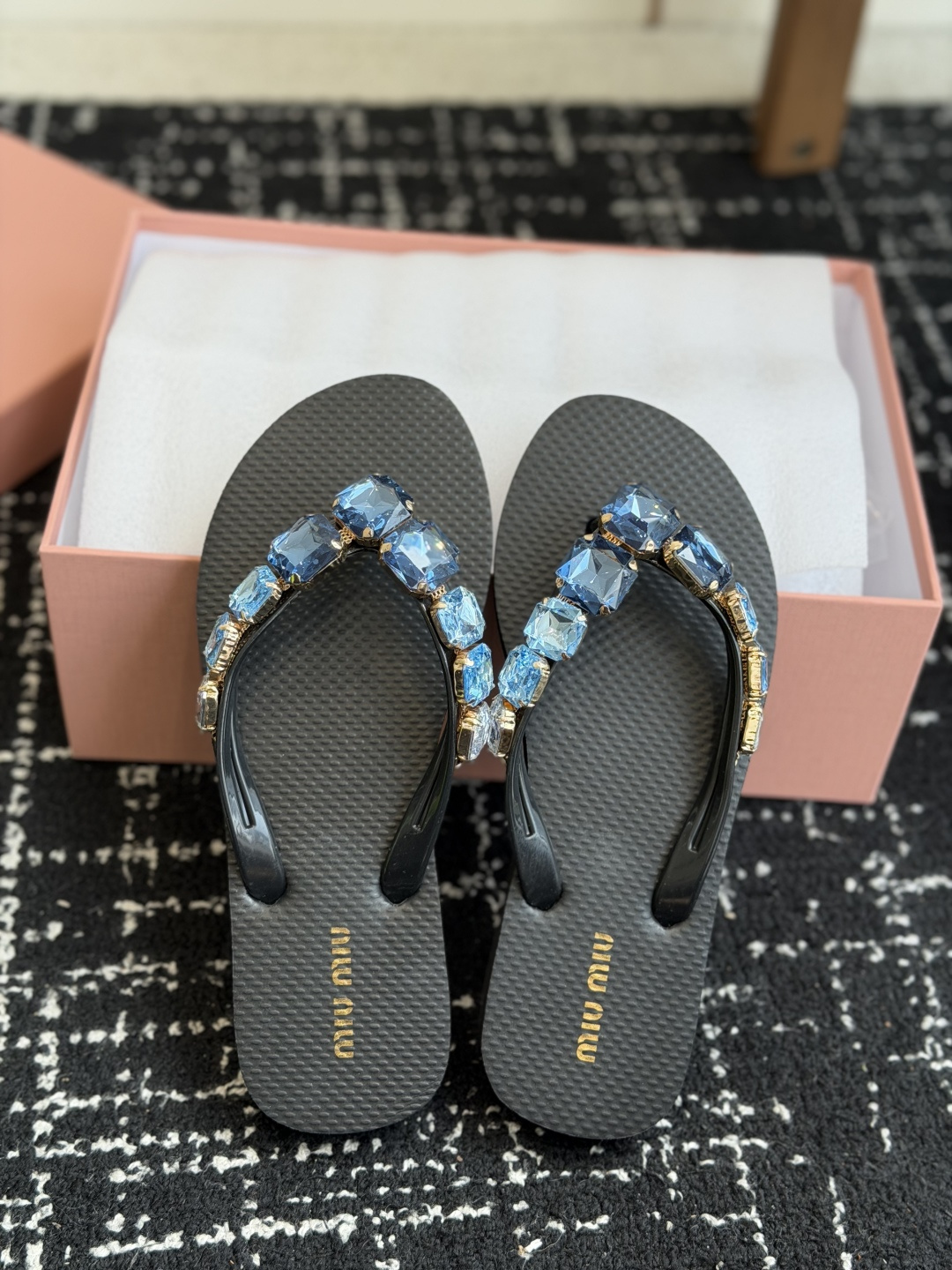 代购级miumiu26ss春夏新款 人字拖 凉鞋 非常经典的设计，非常性感，搭配钻石的狂野自我！不羁风格