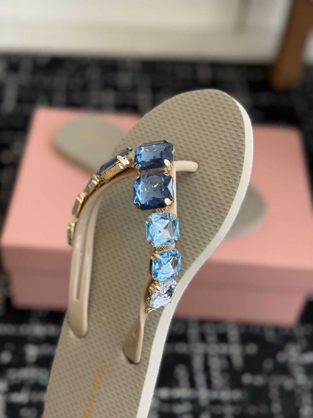 代购级miumiu26ss春夏新款 人字拖 凉鞋 非常经典的设计,非常性感,搭配钻石的狂野自我!不羁风格 代购级miumiu26ss春夏新款 人字拖 凉鞋 非常经典的设计,非常性感,搭配钻石的狂野自我!不羁风格