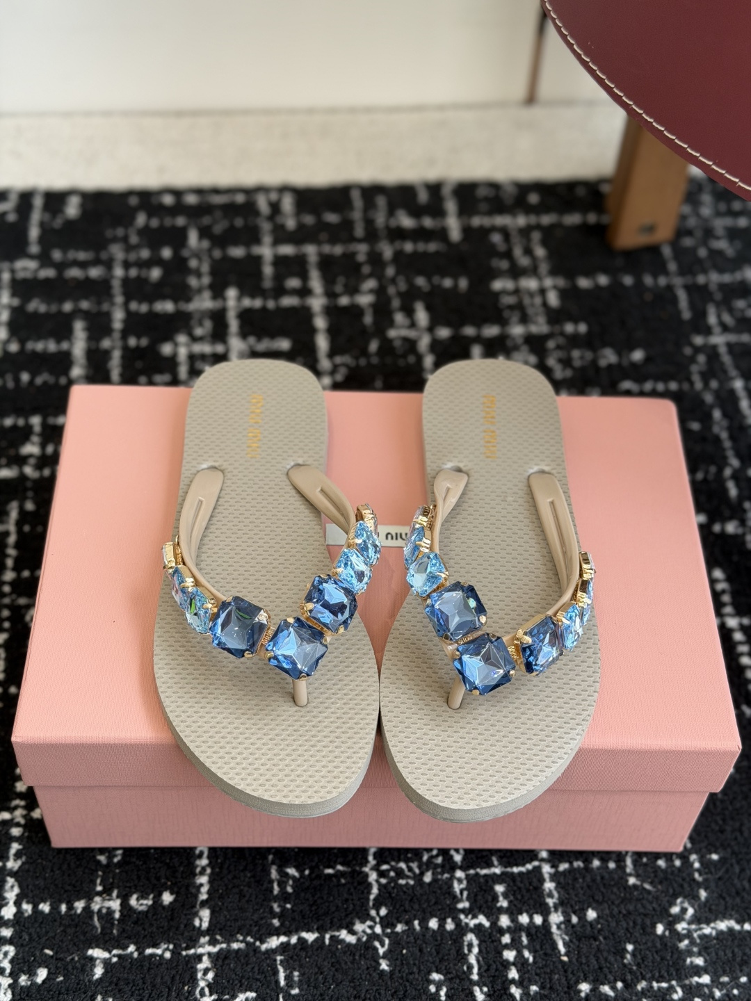 代购级miumiu26ss春夏新款 人字拖 凉鞋 非常经典的设计，非常性感，搭配钻石的狂野自我！不羁风格