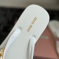 代购级miumiu26ss春夏新款 人字拖 凉鞋 非常经典的设计,非常性感,搭配钻石的狂野自我!不羁风格 代购级miumiu26ss春夏新款 人字拖 凉鞋 非常经典的设计,非常性感,搭配钻石的狂野自我!不羁风格