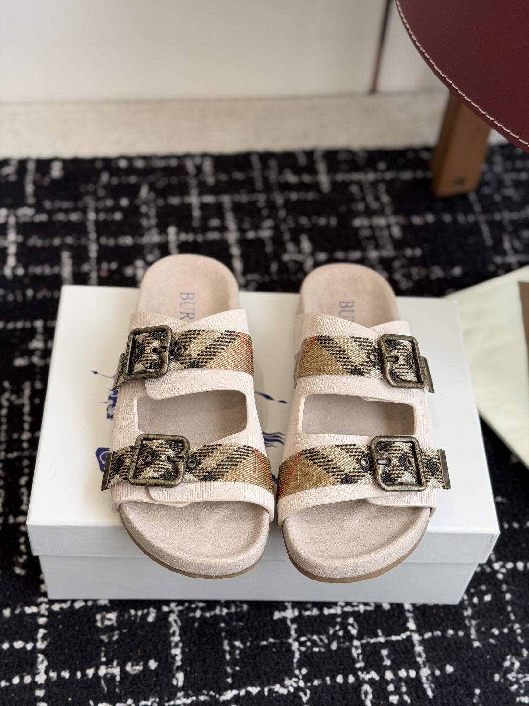 东莞代购级BURBERRY 格纹双扣一字拖 品牌经典格纹织带搭配做旧金属方扣，复古腔调直接拉满。鞋面采用