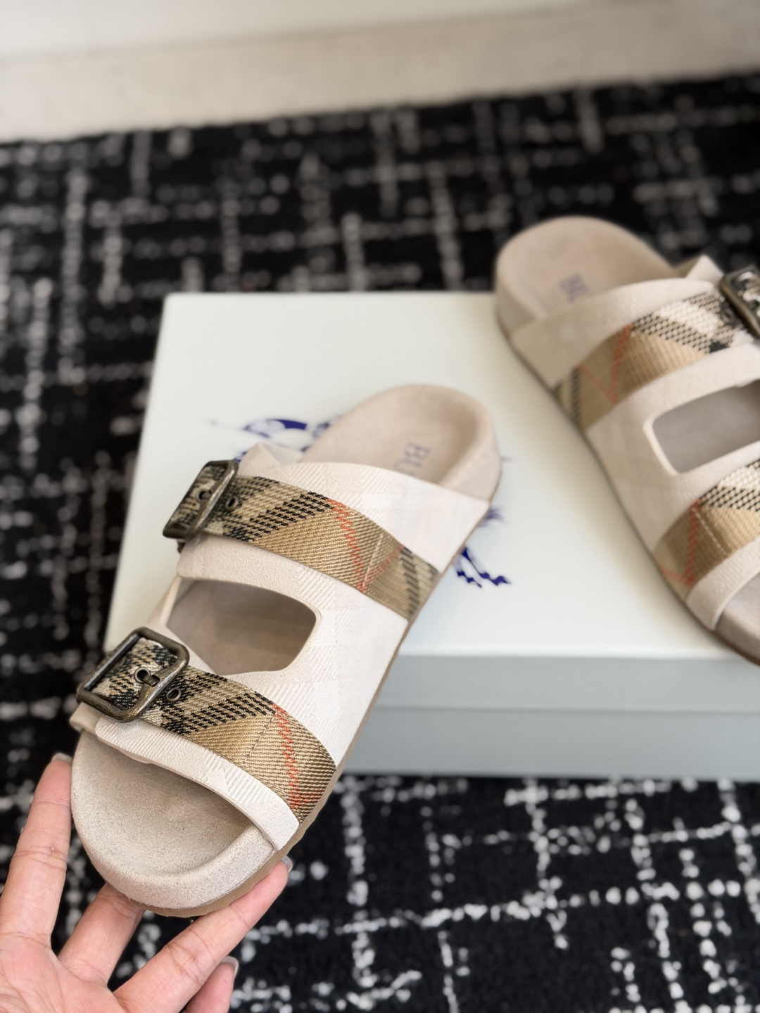 东莞代购级BURBERRY 格纹双扣一字拖 品牌经典格纹织带搭配做旧金属方扣，复古腔调直接拉满。鞋面采用