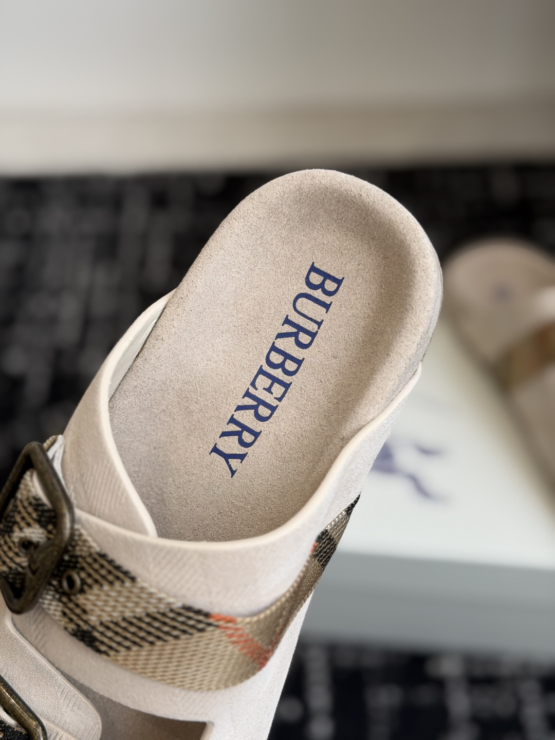 东莞代购级BURBERRY 格纹双扣一字拖 品牌经典格纹织带搭配做旧金属方扣，复古腔调直接拉满。鞋面采用