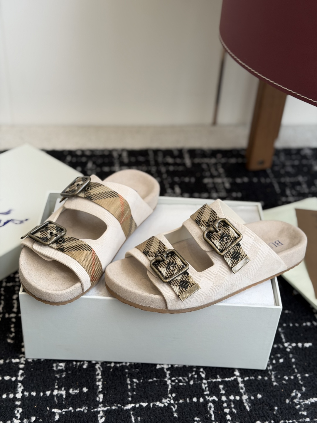 东莞代购级BURBERRY 格纹双扣一字拖 品牌经典格纹织带搭配做旧金属方扣，复古腔调直接拉满。鞋面采用
