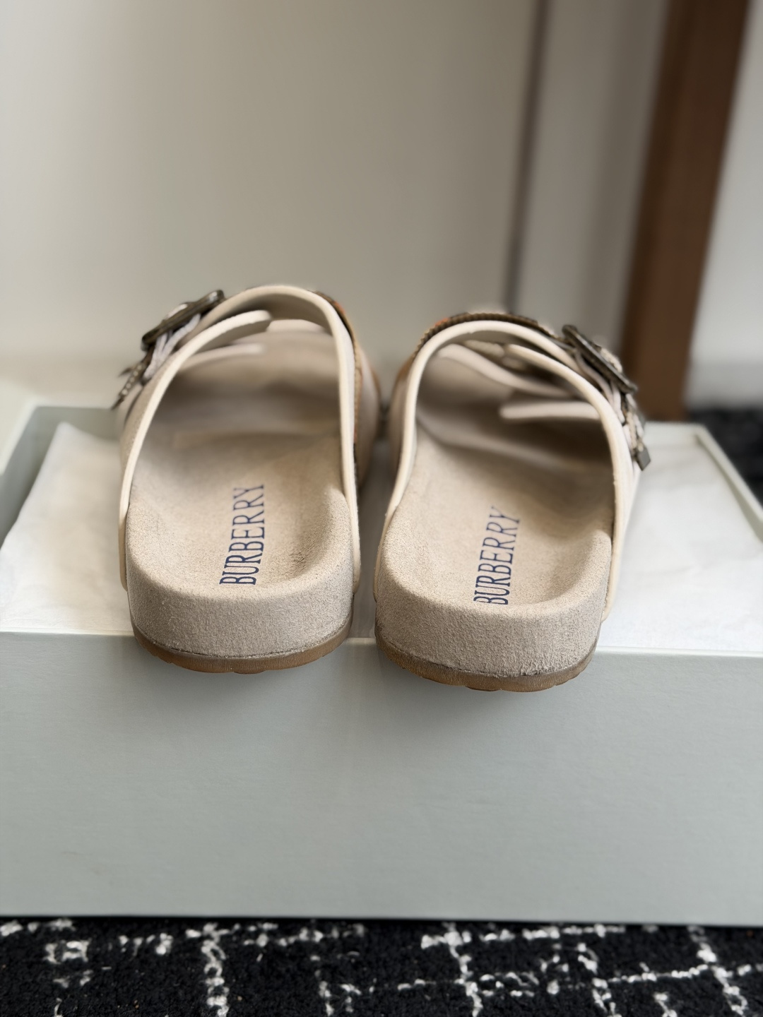 东莞代购级BURBERRY 格纹双扣一字拖 品牌经典格纹织带搭配做旧金属方扣，复古腔调直接拉满。鞋面采用
