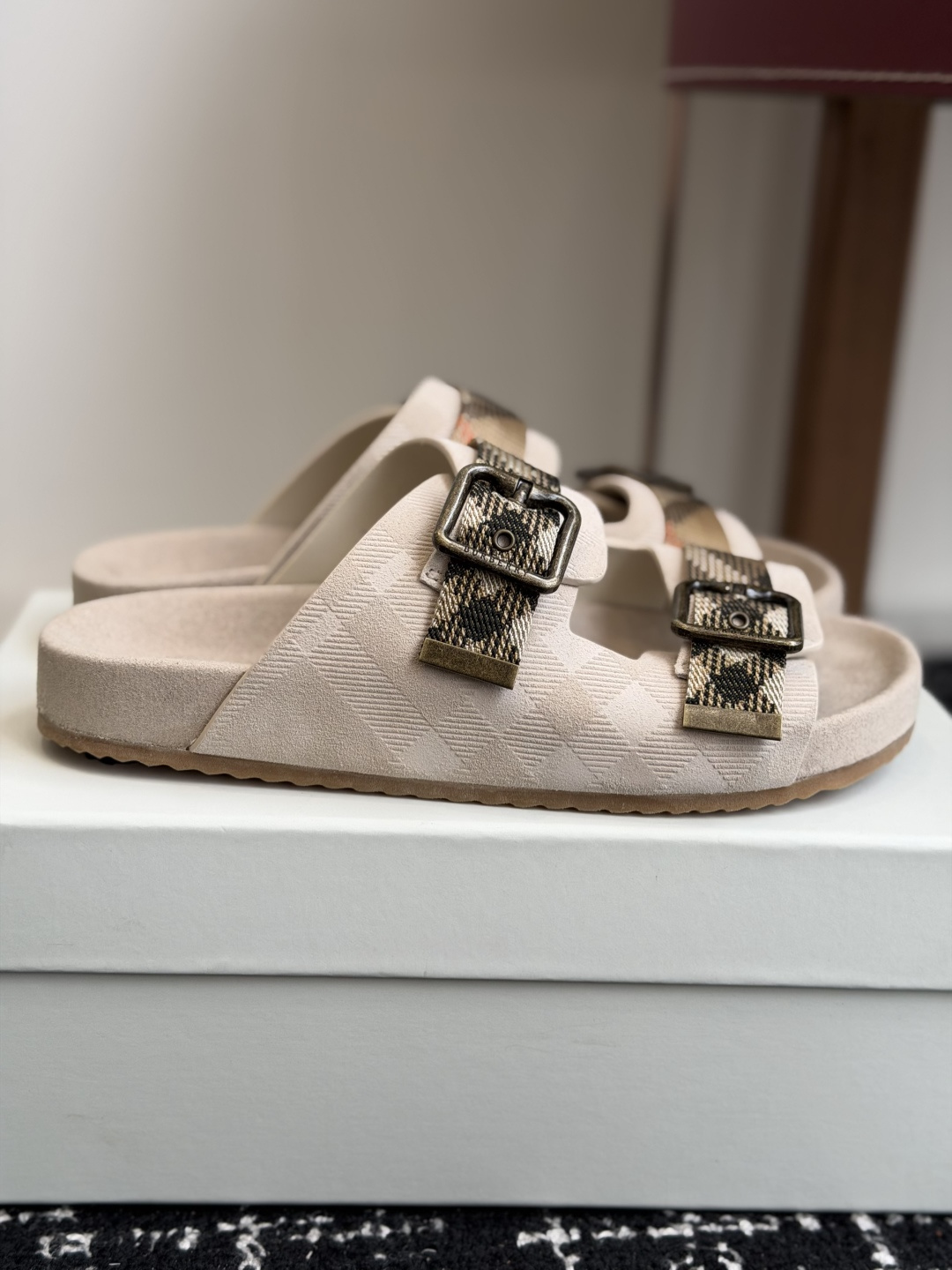 东莞代购级BURBERRY 格纹双扣一字拖 品牌经典格纹织带搭配做旧金属方扣，复古腔调直接拉满。鞋面采用