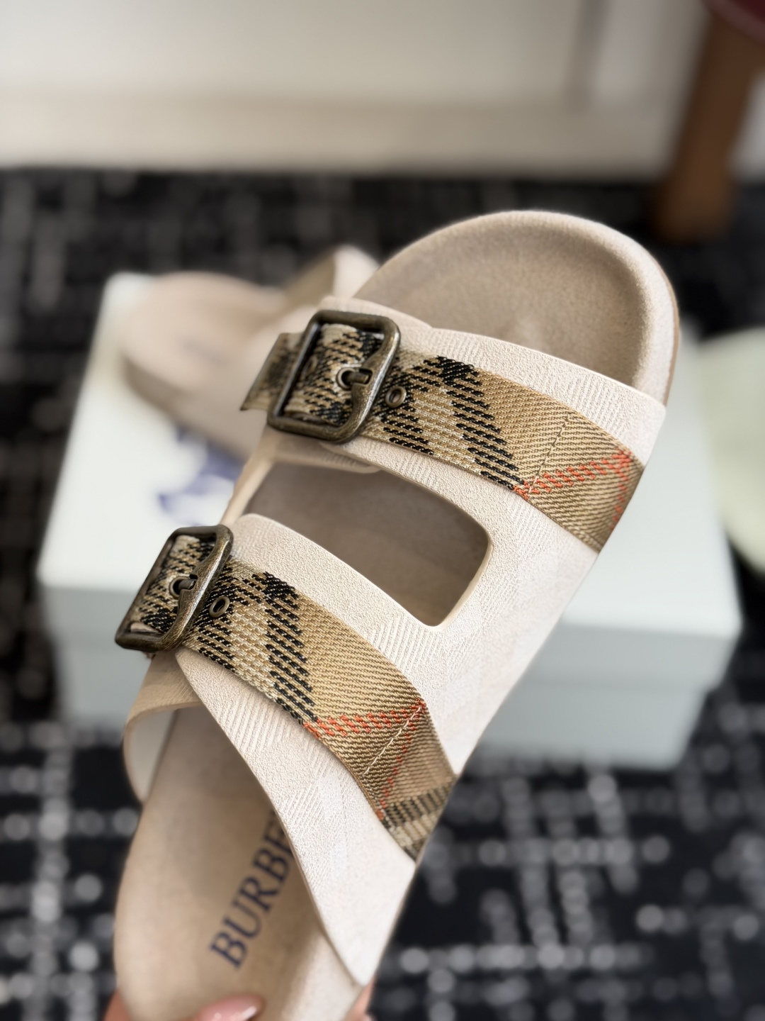 东莞代购级BURBERRY 格纹双扣一字拖 品牌经典格纹织带搭配做旧金属方扣，复古腔调直接拉满。鞋面采用