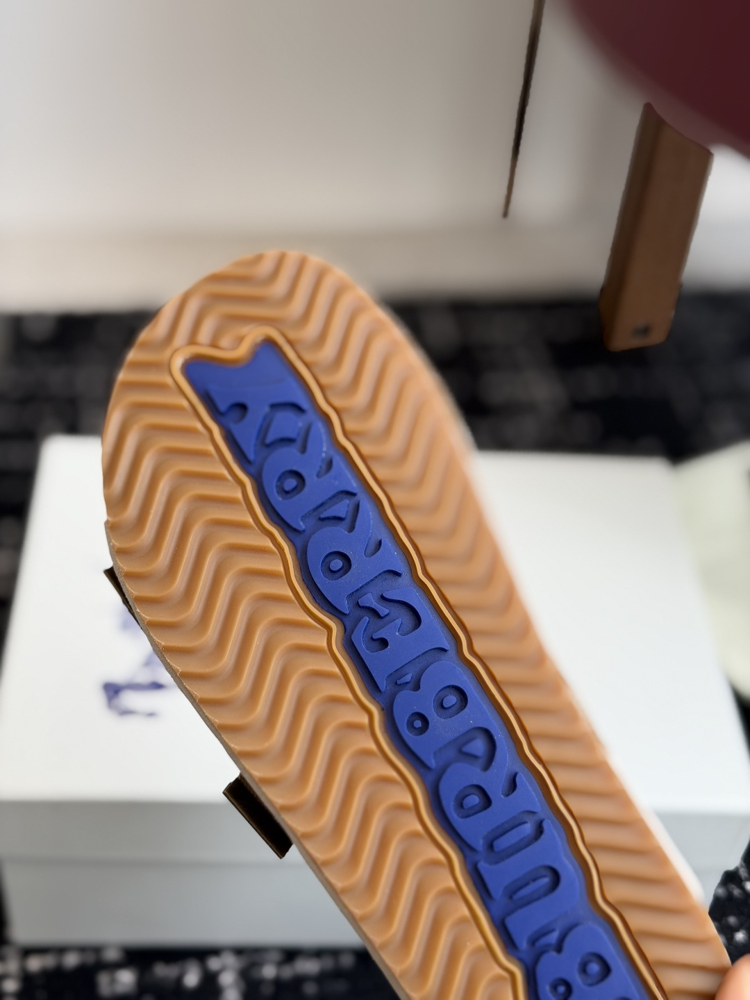 东莞代购级BURBERRY 格纹双扣一字拖 品牌经典格纹织带搭配做旧金属方扣，复古腔调直接拉满。鞋面采用