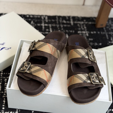 东莞代购级BURBERRY 格纹双扣一字拖 品牌经典格纹织带搭配做旧金属方扣,复古腔调直接拉满。鞋面采用 东莞代购级BURBERRY 格纹双扣一字拖 品牌经典格纹织带搭配做旧金属方扣,复古腔调直接拉满。鞋面采用