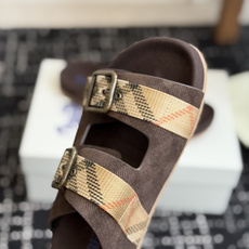 东莞代购级BURBERRY 格纹双扣一字拖 品牌经典格纹织带搭配做旧金属方扣,复古腔调直接拉满。鞋面采用 东莞代购级BURBERRY 格纹双扣一字拖 品牌经典格纹织带搭配做旧金属方扣,复古腔调直接拉满。鞋面采用