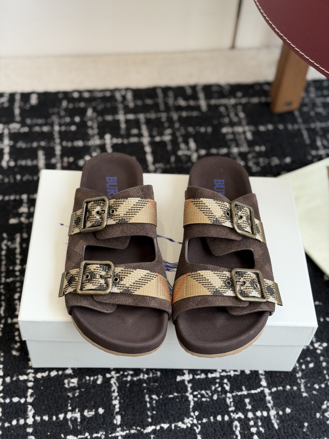 东莞代购级BURBERRY 格纹双扣一字拖 品牌经典格纹织带搭配做旧金属方扣，复古腔调直接拉满。鞋面采用