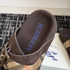 东莞代购级BURBERRY 格纹双扣一字拖 品牌经典格纹织带搭配做旧金属方扣,复古腔调直接拉满。鞋面采用 东莞代购级BURBERRY 格纹双扣一字拖 品牌经典格纹织带搭配做旧金属方扣,复古腔调直接拉满。鞋面采用