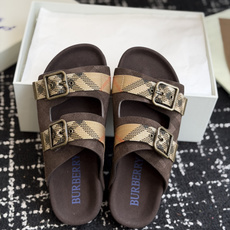 东莞代购级BURBERRY 格纹双扣一字拖 品牌经典格纹织带搭配做旧金属方扣,复古腔调直接拉满。鞋面采用 东莞代购级BURBERRY 格纹双扣一字拖 品牌经典格纹织带搭配做旧金属方扣,复古腔调直接拉满。鞋面采用