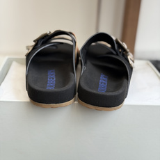 东莞代购级BURBERRY 格纹双扣一字拖 品牌经典格纹织带搭配做旧金属方扣,复古腔调直接拉满。鞋面采用 东莞代购级BURBERRY 格纹双扣一字拖 品牌经典格纹织带搭配做旧金属方扣,复古腔调直接拉满。鞋面采用