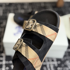东莞代购级BURBERRY 格纹双扣一字拖 品牌经典格纹织带搭配做旧金属方扣,复古腔调直接拉满。鞋面采用 东莞代购级BURBERRY 格纹双扣一字拖 品牌经典格纹织带搭配做旧金属方扣,复古腔调直接拉满。鞋面采用