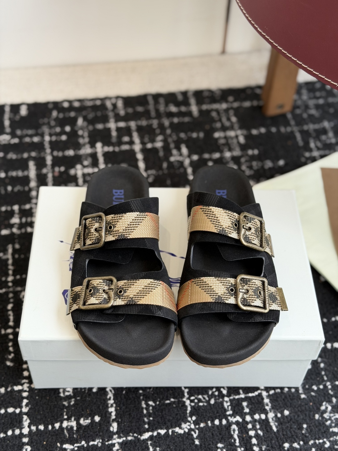东莞代购级BURBERRY 格纹双扣一字拖 品牌经典格纹织带搭配做旧金属方扣，复古腔调直接拉满。鞋面采用