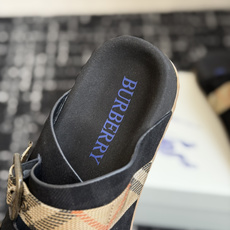 东莞代购级BURBERRY 格纹双扣一字拖 品牌经典格纹织带搭配做旧金属方扣,复古腔调直接拉满。鞋面采用 东莞代购级BURBERRY 格纹双扣一字拖 品牌经典格纹织带搭配做旧金属方扣,复古腔调直接拉满。鞋面采用