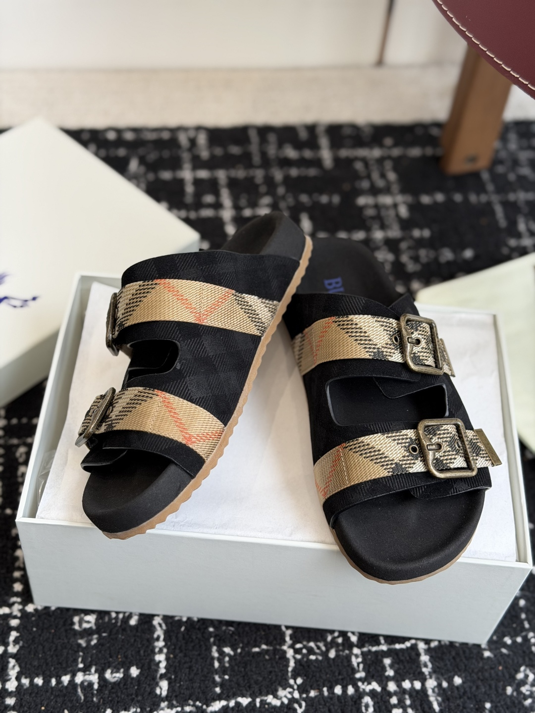 东莞代购级BURBERRY 格纹双扣一字拖 品牌经典格纹织带搭配做旧金属方扣,复古腔调直接拉满。鞋面采用 东莞代购级BURBERRY 格纹双扣一字拖 品牌经典格纹织带搭配做旧金属方扣,复古腔调直接拉满。鞋面采用