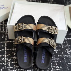 东莞代购级BURBERRY 格纹双扣一字拖 品牌经典格纹织带搭配做旧金属方扣,复古腔调直接拉满。鞋面采用 东莞代购级BURBERRY 格纹双扣一字拖 品牌经典格纹织带搭配做旧金属方扣,复古腔调直接拉满。鞋面采用