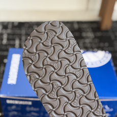 代购级BIRKENSTOCK 26ss博肯 真软木潮流时尚 钻扣 休闲 包头拖人体工程学设计符合脚形的 代购级BIRKENSTOCK 26ss博肯 真软木潮流时尚 钻扣 休闲 包头拖人体工程学设计符合脚形的
