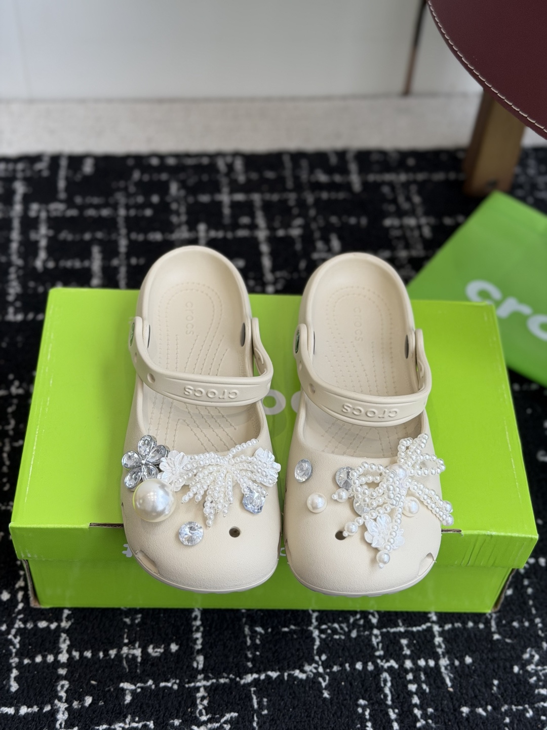 代购级Crocs卡骆驰芭蕾鞋女鞋洞洞鞋凉鞋      这双Crocs经典芭蕾洞洞鞋将休闲舒适与优雅设计巧