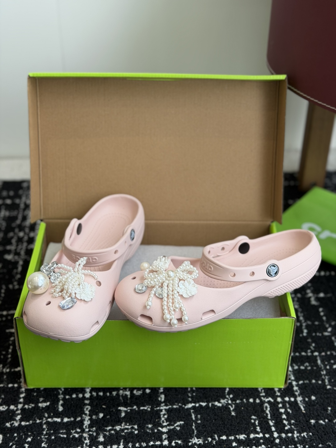 代购级Crocs卡骆驰芭蕾鞋女鞋洞洞鞋凉鞋      这双Crocs经典芭蕾洞洞鞋将休闲舒适与优雅设计巧