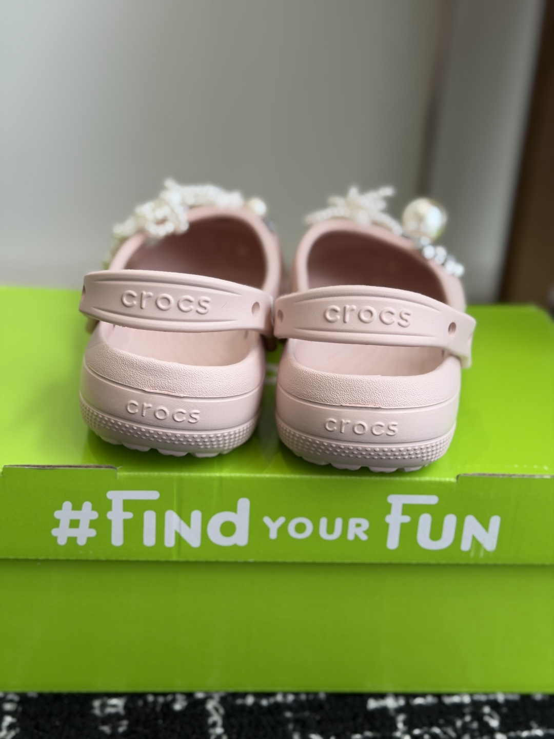 代购级Crocs卡骆驰芭蕾鞋女鞋洞洞鞋凉鞋      这双Crocs经典芭蕾洞洞鞋将休闲舒适与优雅设计巧