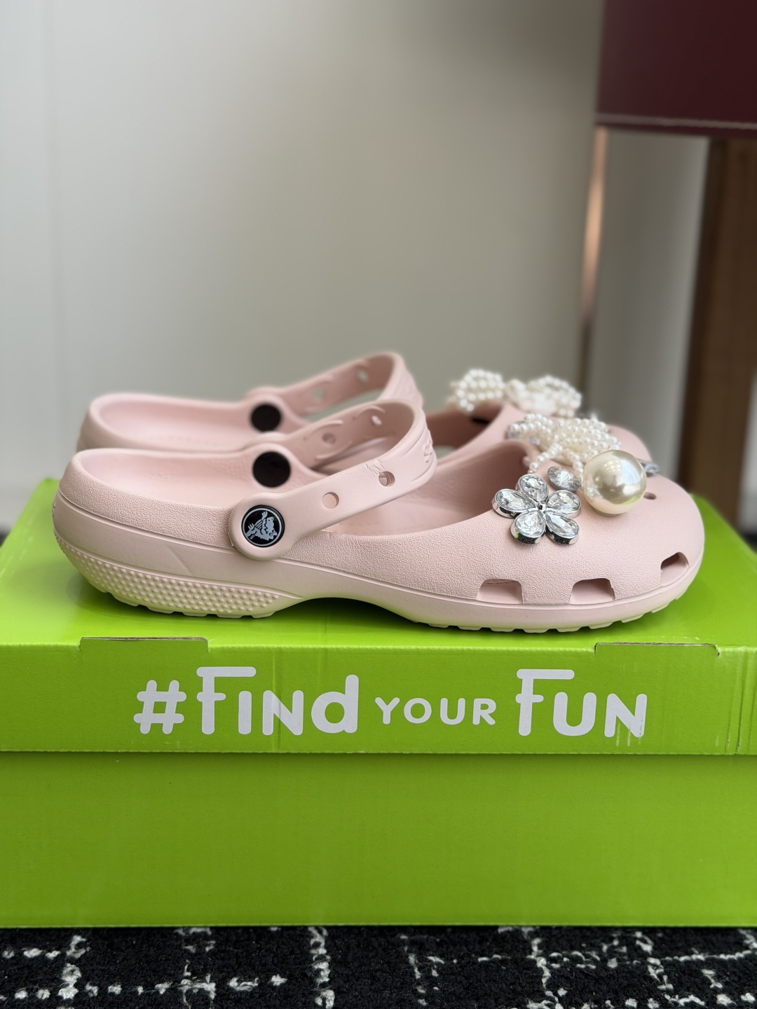 代购级Crocs卡骆驰芭蕾鞋女鞋洞洞鞋凉鞋      这双Crocs经典芭蕾洞洞鞋将休闲舒适与优雅设计巧