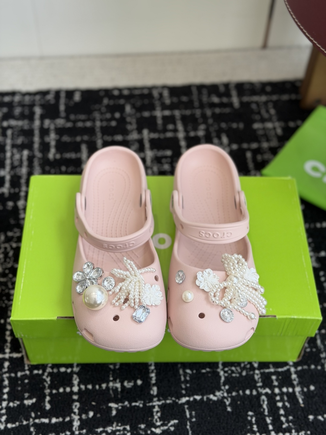 代购级Crocs卡骆驰芭蕾鞋女鞋洞洞鞋凉鞋      这双Crocs经典芭蕾洞洞鞋将休闲舒适与优雅设计巧