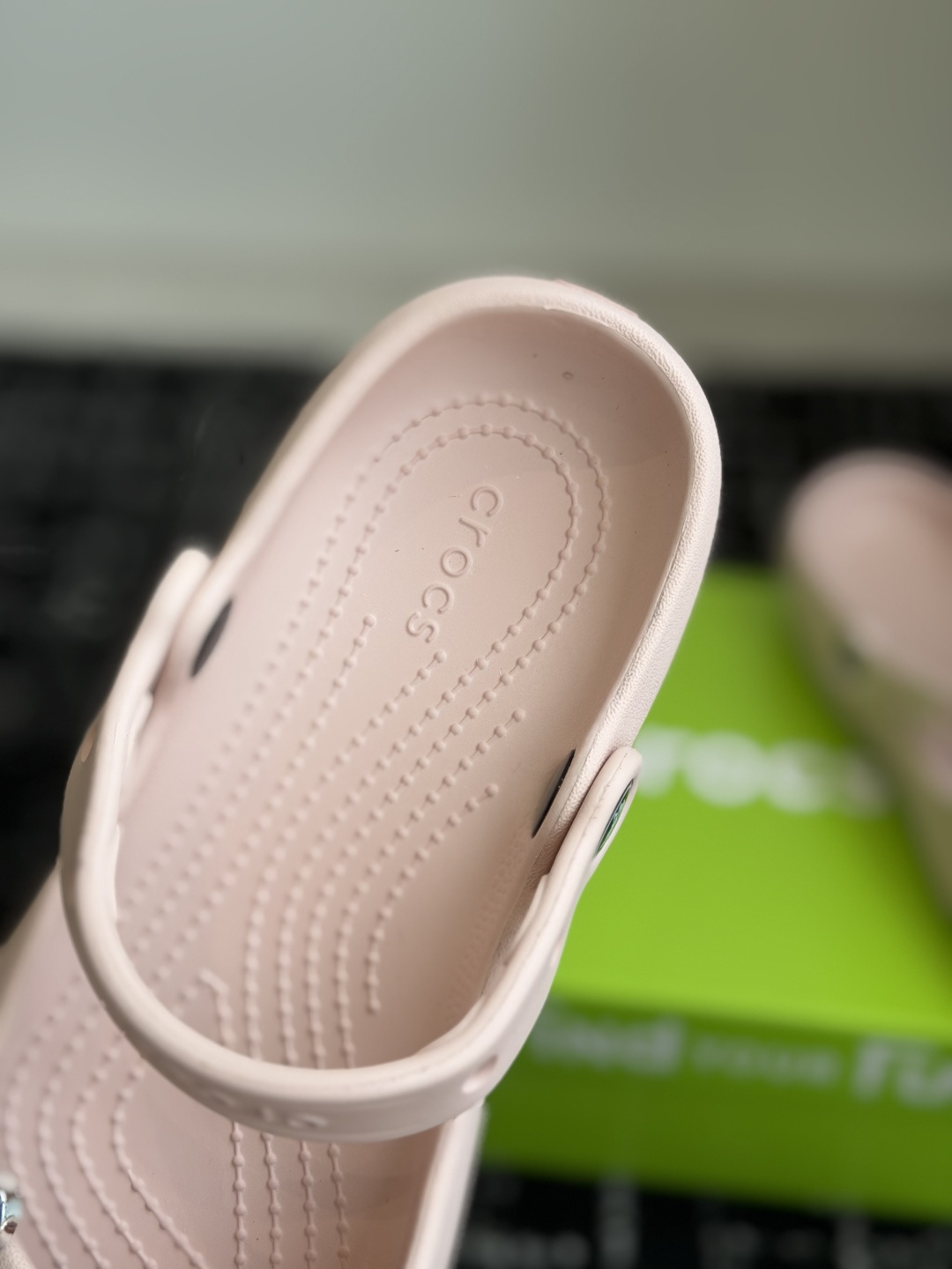 代购级Crocs卡骆驰芭蕾鞋女鞋洞洞鞋凉鞋      这双Crocs经典芭蕾洞洞鞋将休闲舒适与优雅设计巧