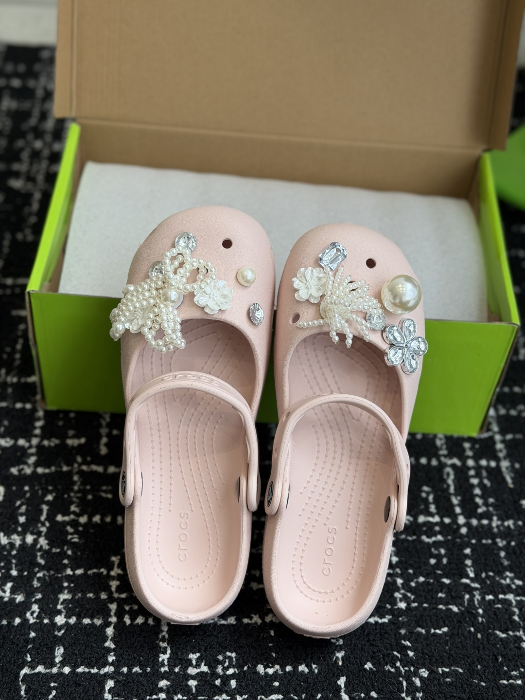 代购级Crocs卡骆驰芭蕾鞋女鞋洞洞鞋凉鞋      这双Crocs经典芭蕾洞洞鞋将休闲舒适与优雅设计巧