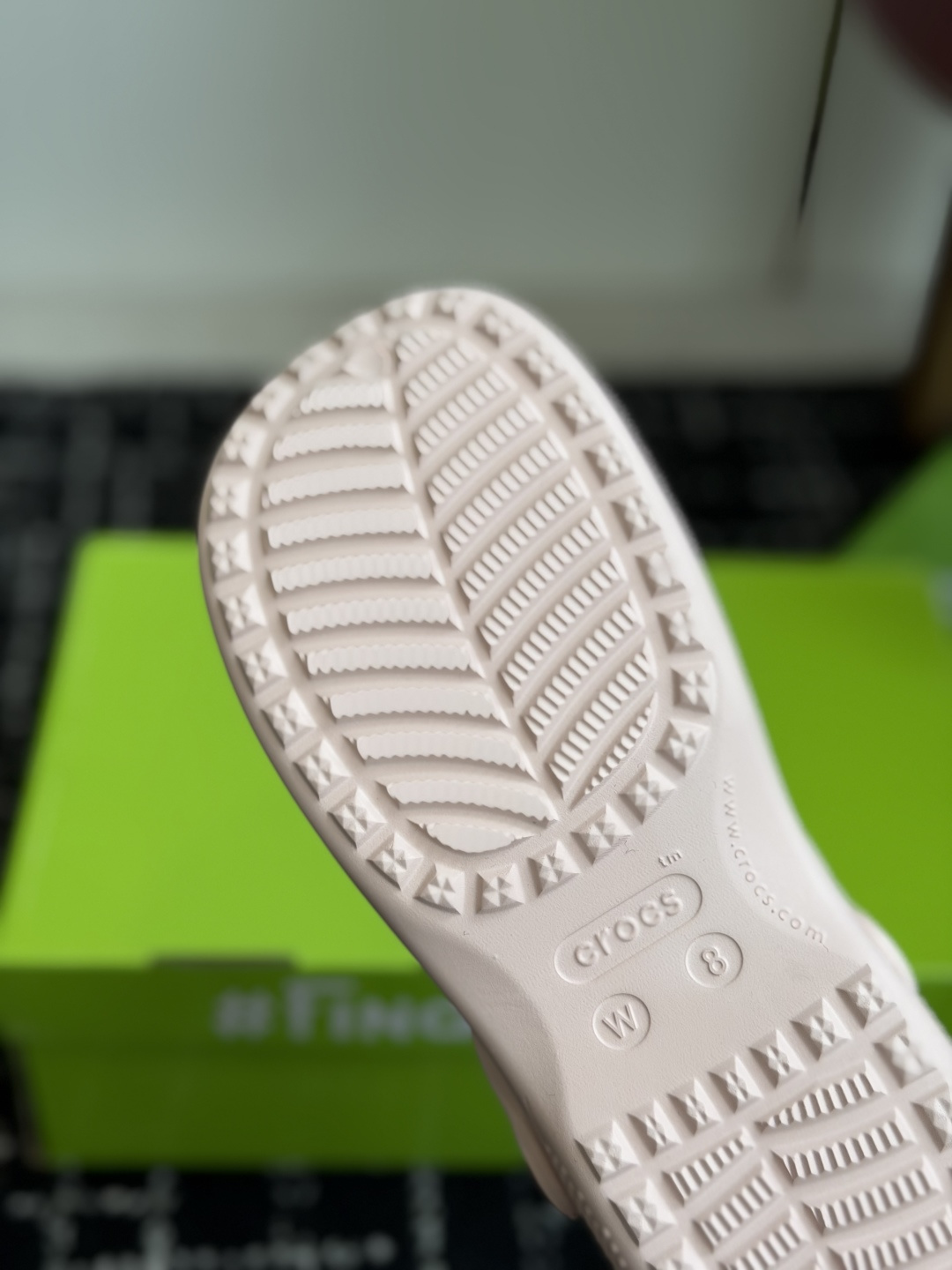 代购级Crocs卡骆驰芭蕾鞋女鞋洞洞鞋凉鞋      这双Crocs经典芭蕾洞洞鞋将休闲舒适与优雅设计巧