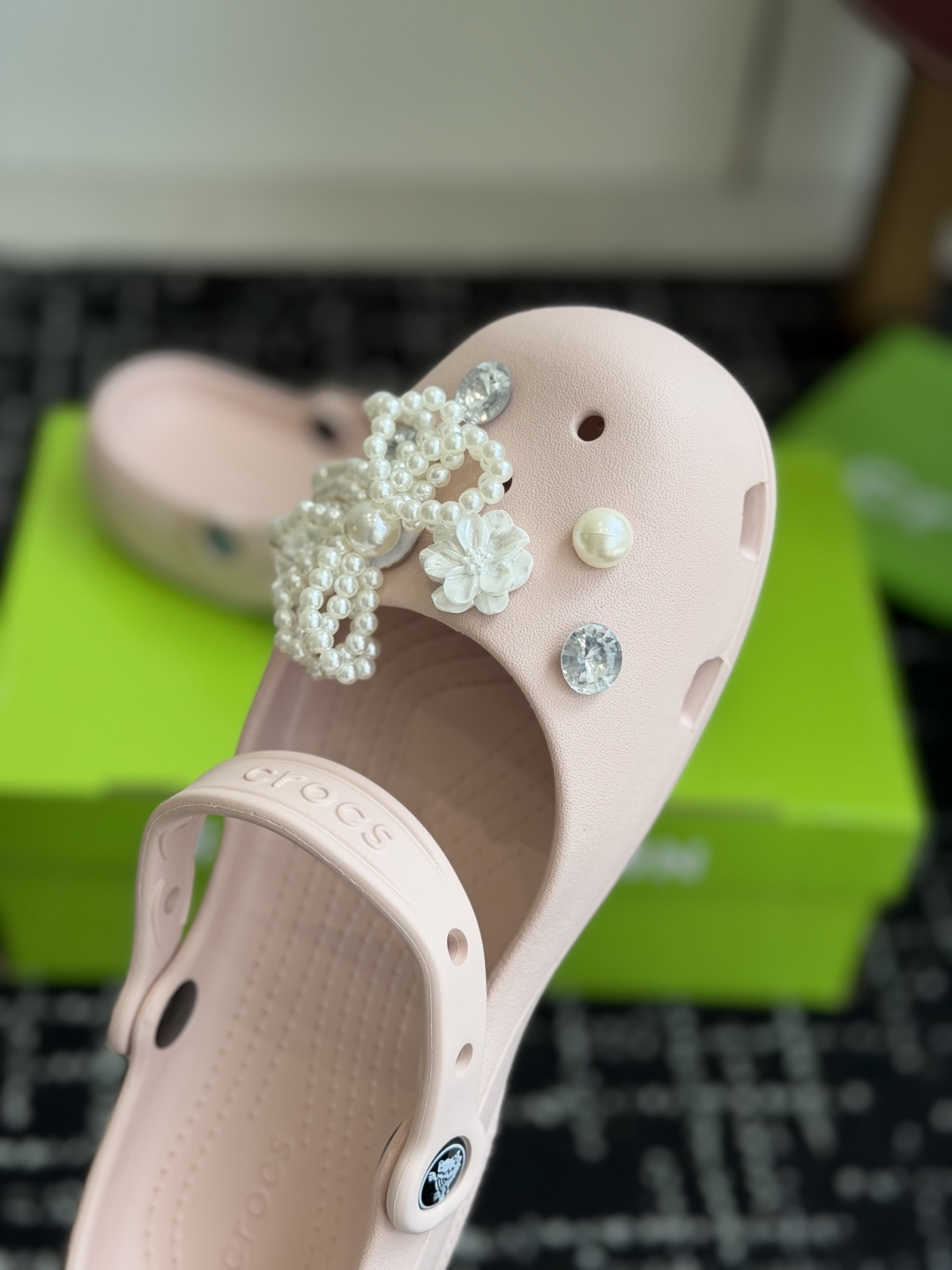 代购级Crocs卡骆驰芭蕾鞋女鞋洞洞鞋凉鞋      这双Crocs经典芭蕾洞洞鞋将休闲舒适与优雅设计巧