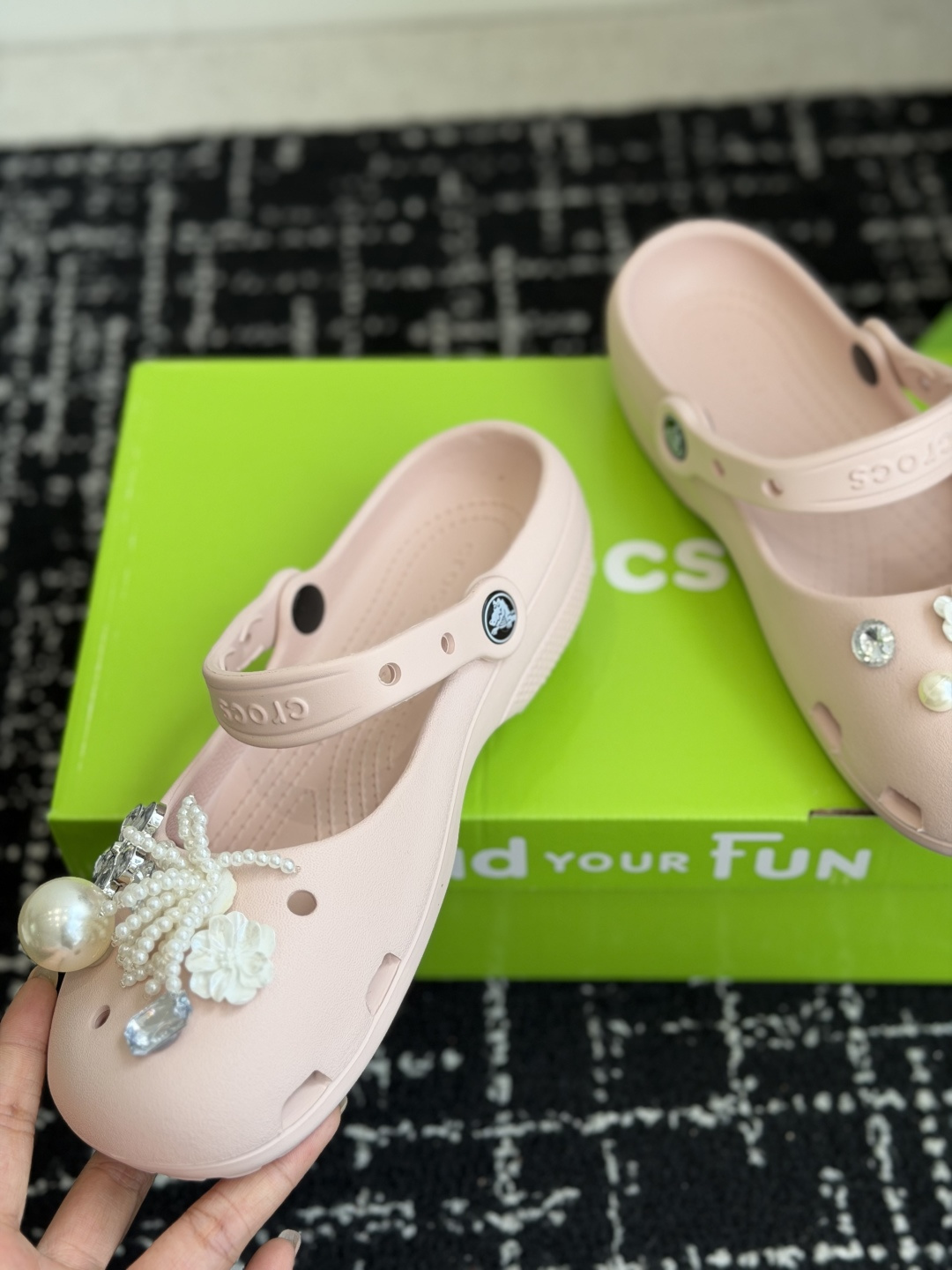 代购级Crocs卡骆驰芭蕾鞋女鞋洞洞鞋凉鞋      这双Crocs经典芭蕾洞洞鞋将休闲舒适与优雅设计巧