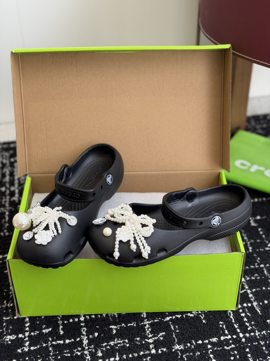 代购级Crocs卡骆驰芭蕾鞋女鞋洞洞鞋凉鞋      这双Crocs经典芭蕾洞洞鞋将休闲舒适与优雅设计巧