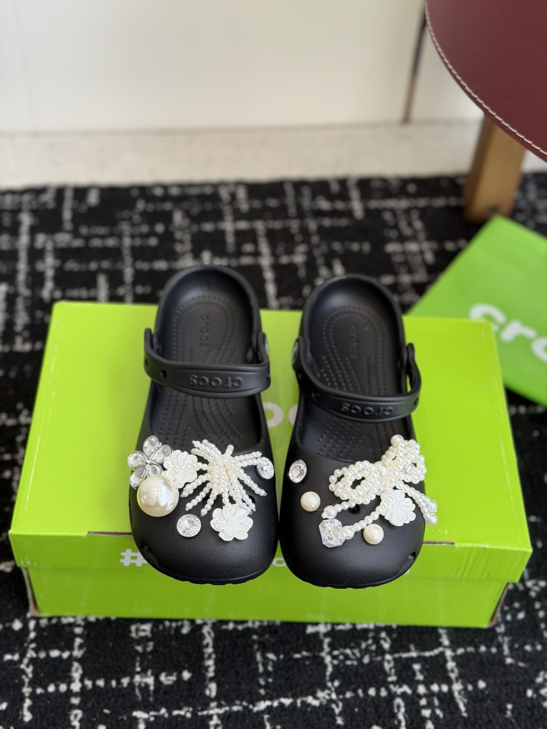 代购级Crocs卡骆驰芭蕾鞋女鞋洞洞鞋凉鞋      这双Crocs经典芭蕾洞洞鞋将休闲舒适与优雅设计巧